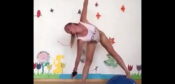  LOIRA FAZENDO GINASTICA NA ACADEMIA